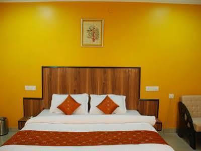 Didi Hotel Lucknow Buitenkant foto